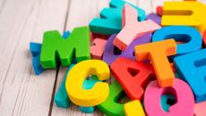 Puisia, värikkäitä kirjaimia on kasassa pöydällä. Kuva: Mostphotos.