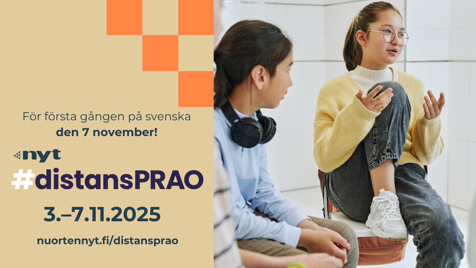 Kuvassa kaksi nuorta keskustelee ryhmässä.