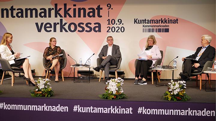 Työmarkkinaseminaarin juontaja Anna Sorainen, neuvottelupäällikkö Henrika Nybondas-Kangas, työmarkkinajohtaja Markku Jalonen sekä neuvottelupäälliköt Anne Kiiski ja Jorma Palola.