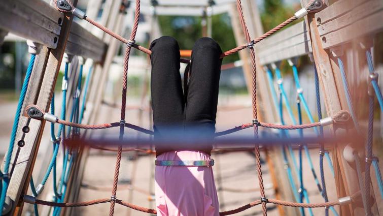 Lapsi roikkuu kiipeilytelineessä. Kuva: Eeva Anundi.