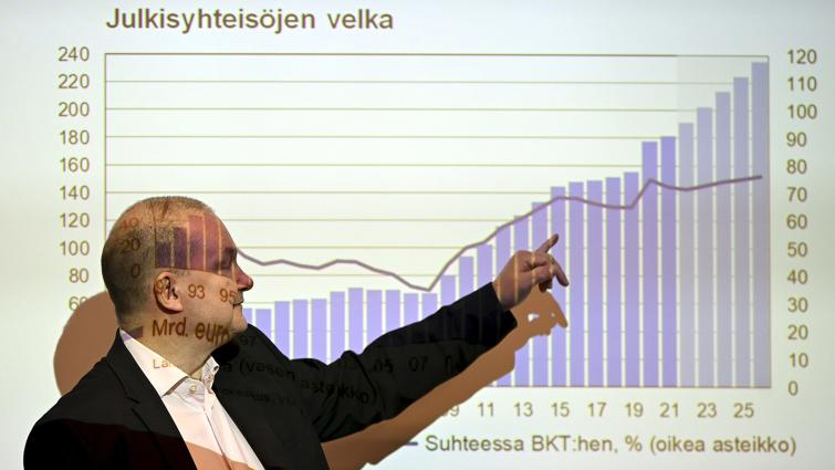 Tutkimuspäällikkö Mika Juutinen kertoo julkisen talouden näkymistä KT:n infossa 29.11.2022. Kuva: Kuva: Antti Aimo-Koivisto / Lehtikuva.